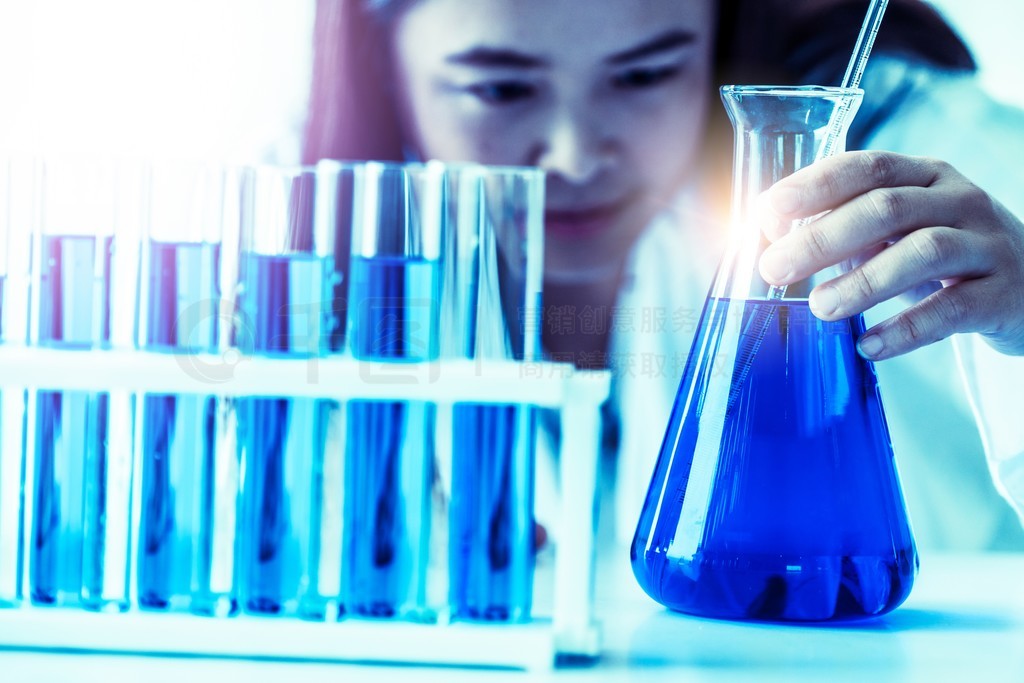 從試管到實驗室 女科學家在生物化學領域的創(chuàng)新之路